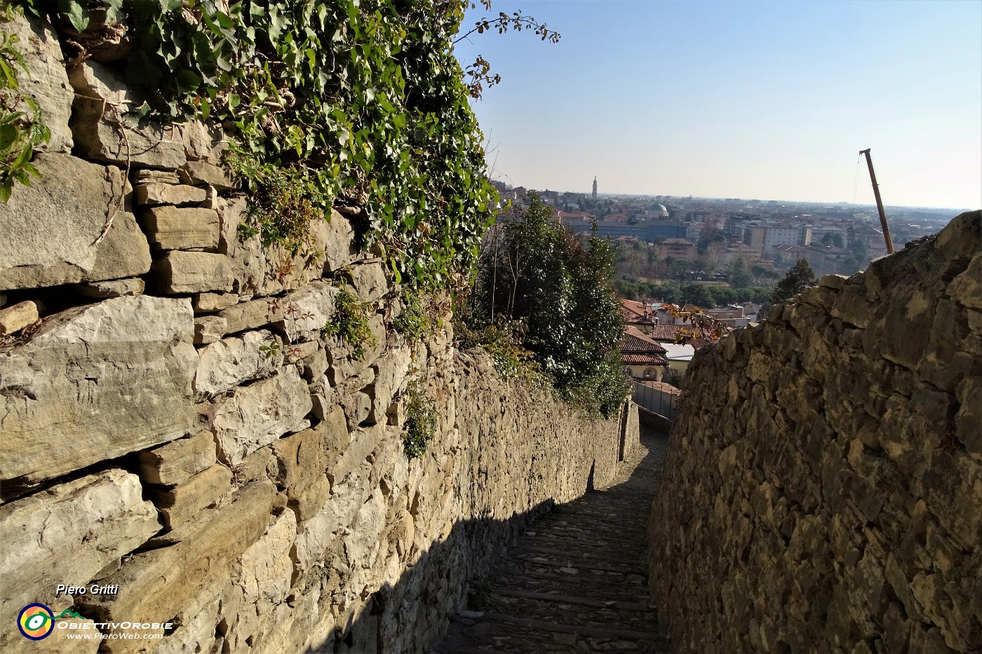 13 'Scaletta delle more', gradinata in pietra, racchiusa tra muri a secco.JPG
